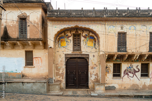 Bemalung und Verzierungen an einem Haveli Haus in Mandawa in Rajasthan in Indien photo