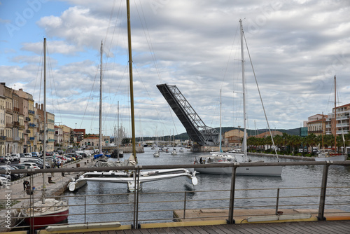 Passerelle et pont-levant à Sète. France photo