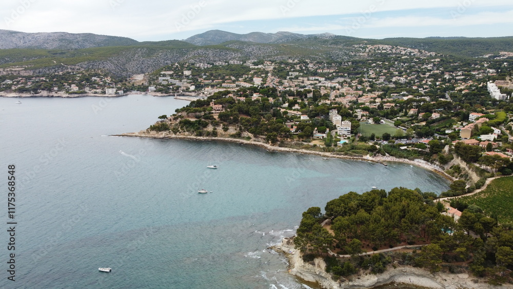Vue aérienne panoramique du Parc national des Calanques sur la côte Méditerranée avec montagne en bord de mer, Marseille, Cassis, France
Vue aérienne panoramique du Parc national des Calanques sur la côte Méditerranée avec montagne en bord de mer, Marseille, Cassis, France