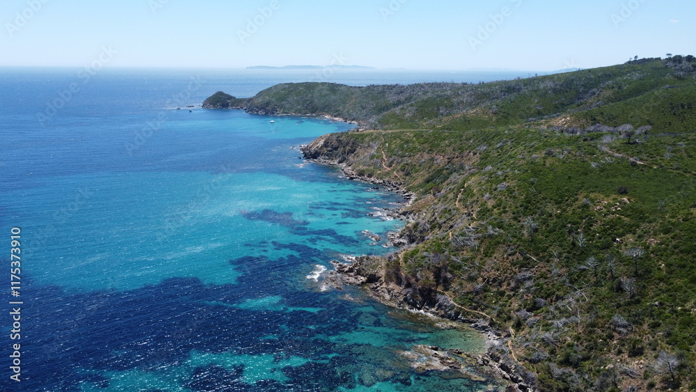 Vue aérienne panoramique de la côte Méditerranée avec plage et en bord de mer, sud de la France Vue aérienne panoramique de la côte Méditerranée avec plage et en bord de mer, sud de la France