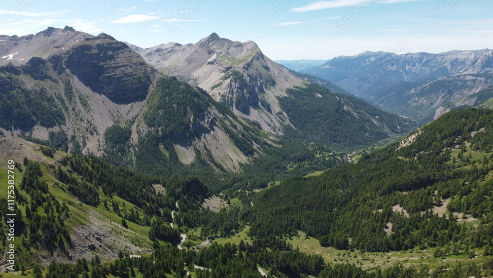 Vue aérienne panoramique d’une vallée de montagne avec sa route, lac et rivière, Alpes, Europe Vue aérienne panoramique d’une vallée de montagne avec sa route, lac et rivière, Alpes, Europe