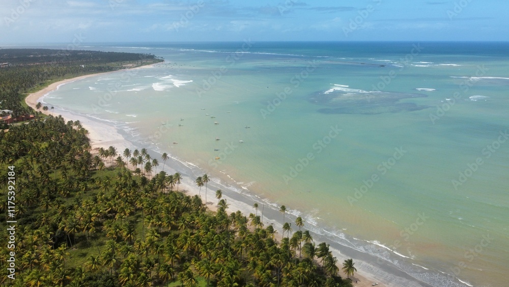 Fototapeta premium Vue aérienne panoramique d’une plage en bord de mer avec eau turquoise et bateau 
