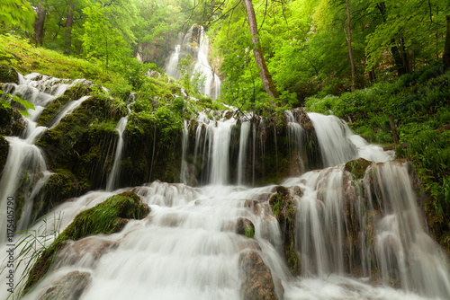 Bad Urach Wasserfall im Frühling nach einem starken Regen. Wasser strömt über die Treppen hinunter.