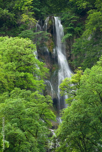 Bad Urach Wasserfall im Frühling nach einem starken Regen. 