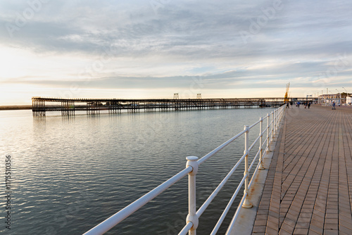Paisaje del Muelle del Tinto desde el paseo de la Ría, Huelva.