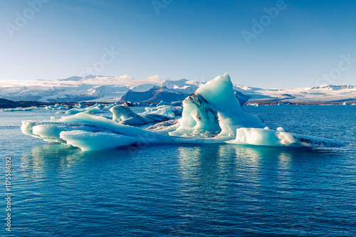 Un iceberg flottant dans Glacier Lagoon enfin d'aporès-midi, Vatnajökull, Islande