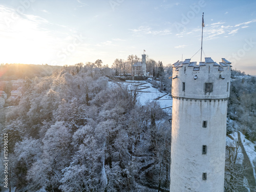 Tableau sur toile Ravensburg, Deutschland: Winterlicher Sonnenaufgang hinter der Veitsburg mit dem