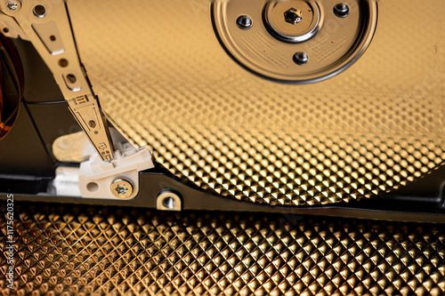 Hard disk interno aperto con sfondo oro 10