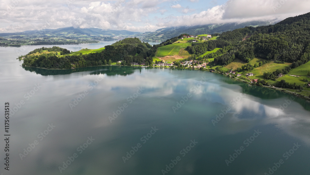 Luftaufnahme vom Mondsee in den Alpen mit sich spiegelnden Wolken Luftaufnahme vom Mondsee in den Alpen mit sich spiegelnden Wolken