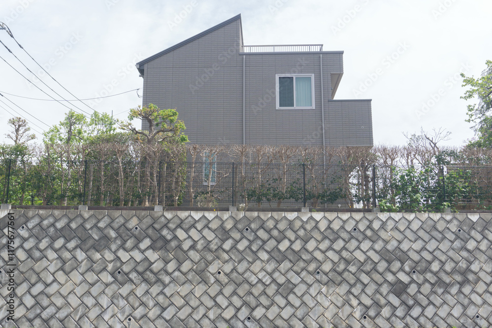 Φωτογραφία 高台に建つ住宅　ブロック擁壁