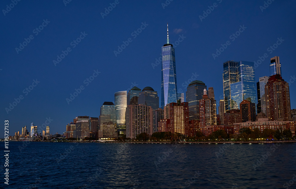 Fototapeta premium New York City widok na wieczorne drapacze chmur
