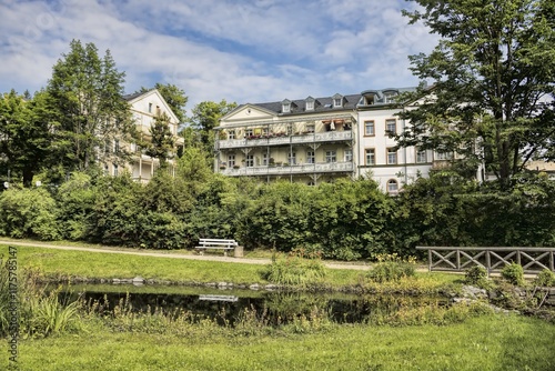 Obraz na płótnie bad elster, deutschland - kurpark mit kleinem teich und holzbrücke w salonie