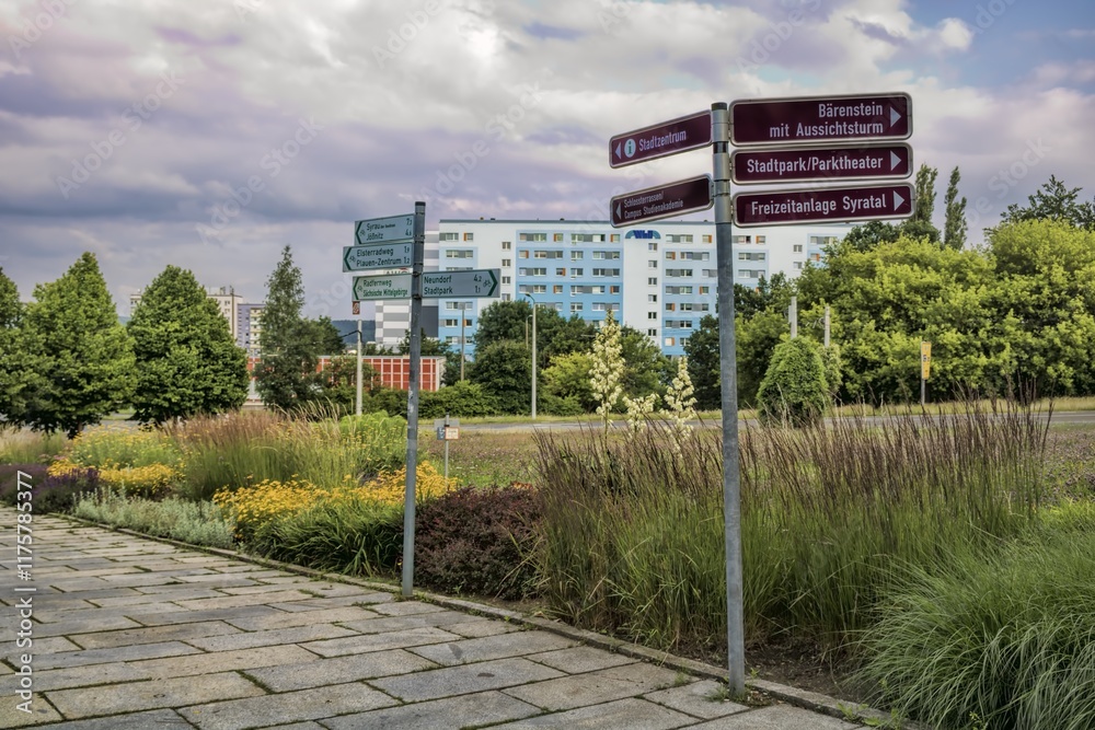 plauen, deutschland - wegweiser in der nähe des bahnhofs