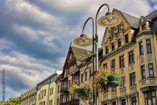 Obraz na płótnie aue, deutschland - sanierte häuserzeile mit laterne und blumen w salonie