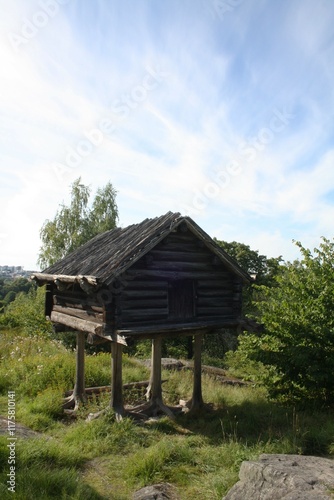 Magazzino Sami su palafitte presso il Museo Skansen, Stoccolma, Svezia.