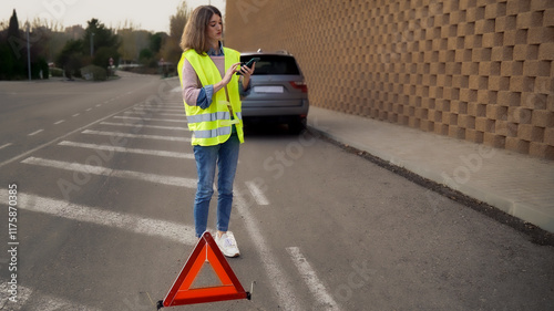 Obraz na płótnie Young woman requesting help on mobile phone after car breakdown w salonie