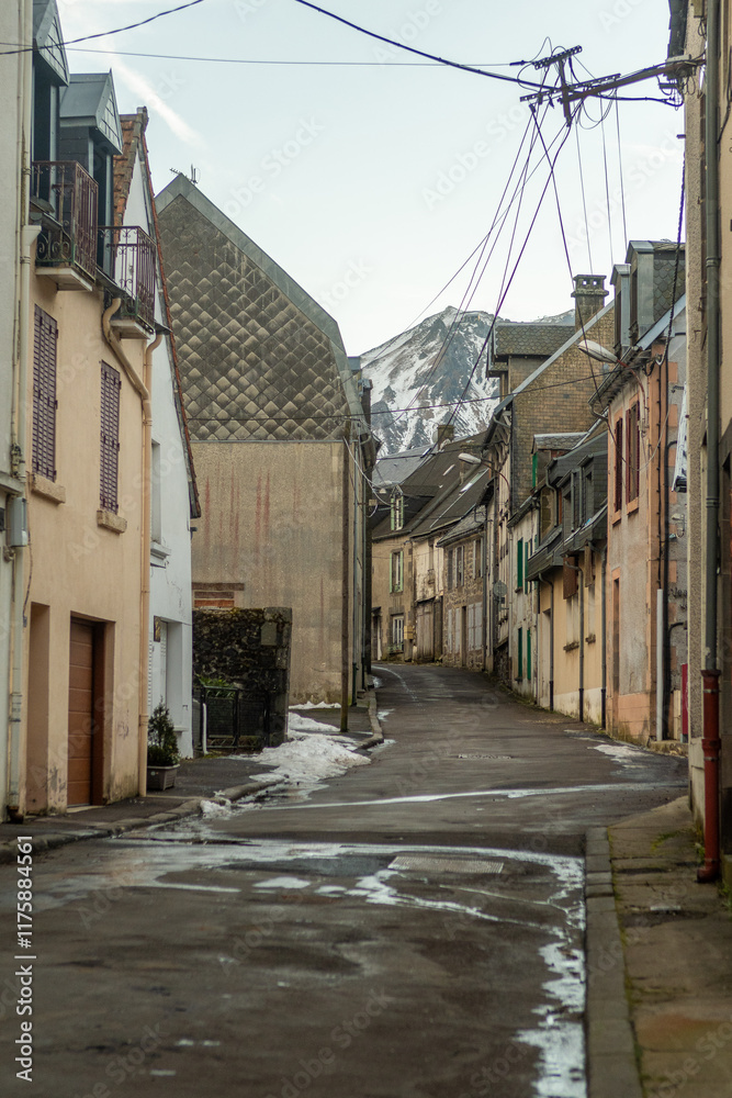 Fototapeta premium Les rues de la ville du Mont-Dore en Auvergne vers le Puy de Sancy