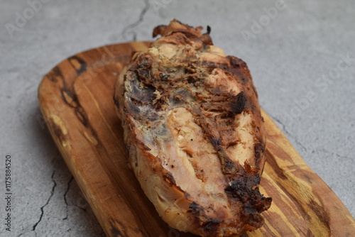 Pechuga de pollo a la parrilla sobre tabla de madera