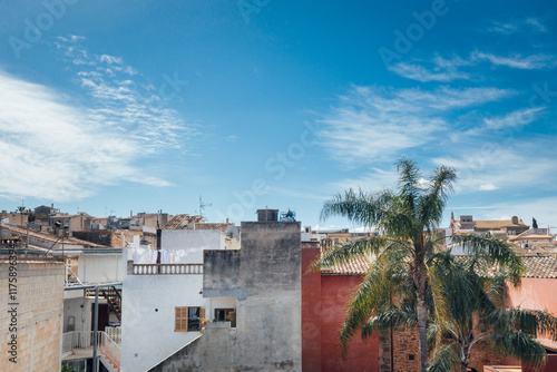 Ville de Pollença. Maisons et immeubles d'une ville des baléares. Ville de Majorque. Architecture espagnole. photo