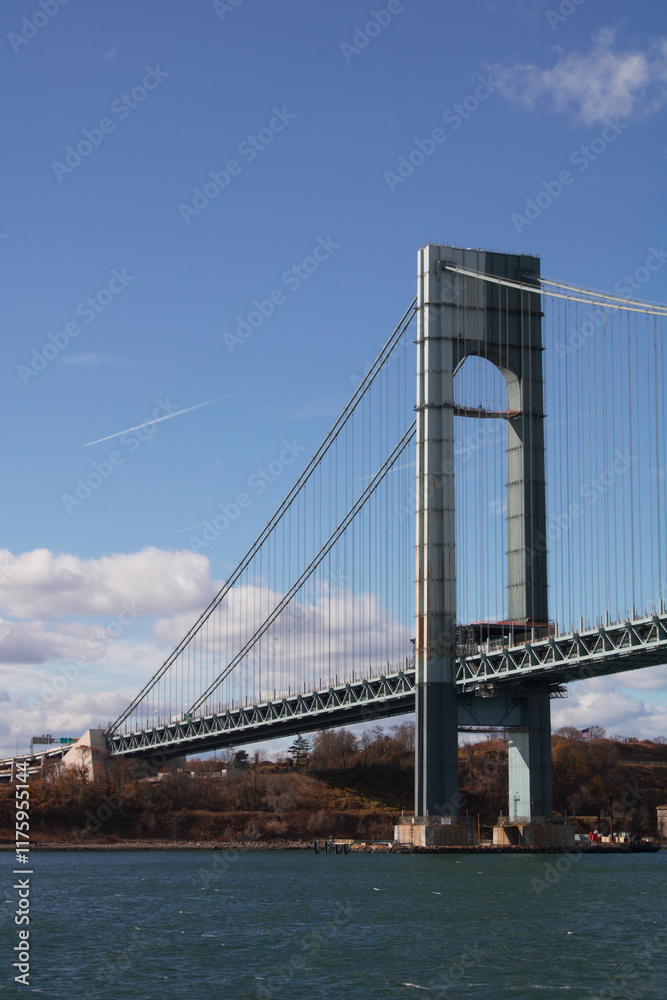Verrazzano-Narrows-Brücke im Sonnenlicht vor blauem Himmel Verrazzano-Narrows-Brücke im Sonnenlicht vor blauem Himmel