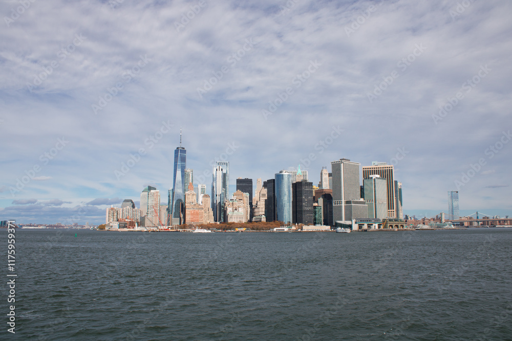 Fototapeta premium Skyline von Lower Manhattan mit One World Trade Center und East River