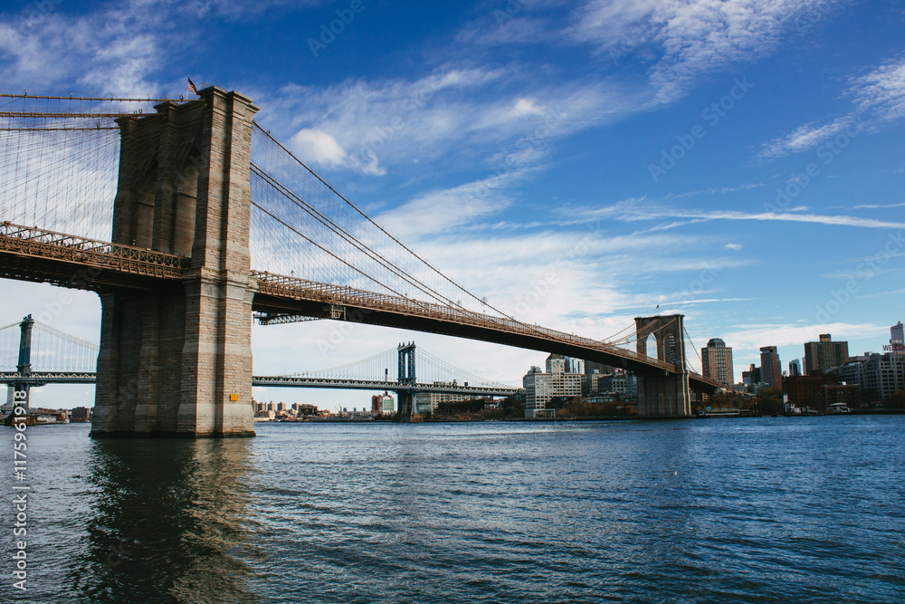 Obraz premium Brooklyn Bridge und Manhattan Bridge über den East River bei blauem Himmel