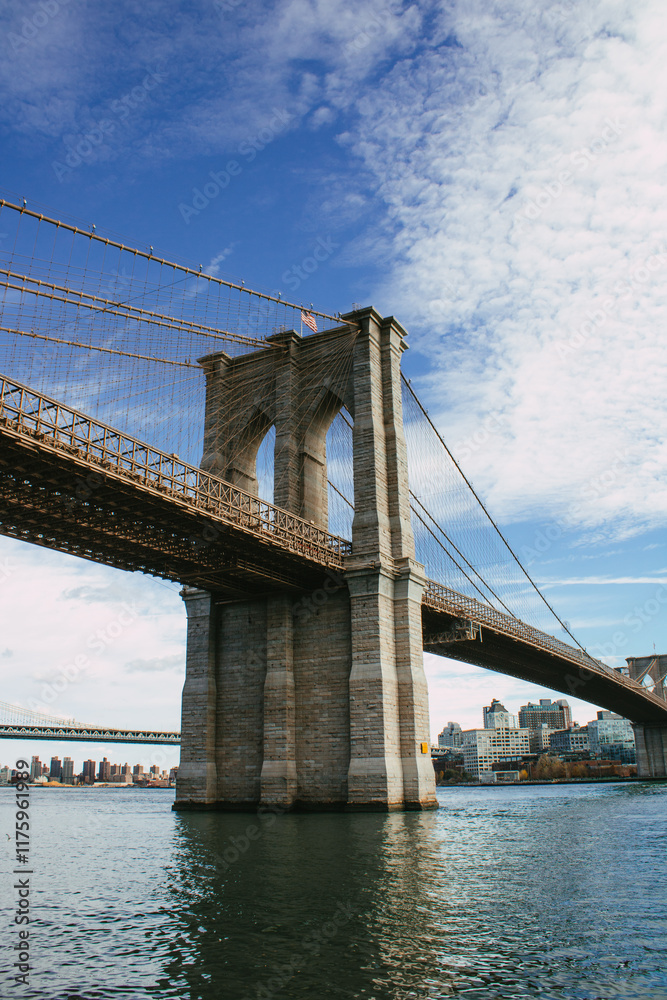 Naklejka premium Majestätische Brooklyn Bridge über dem East River bei blauem Himmel