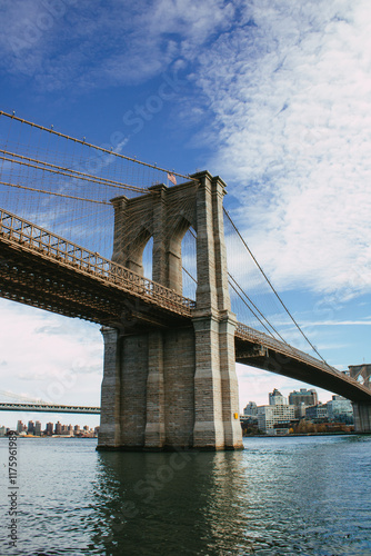 Majestätische Brooklyn Bridge über dem East River bei blauem Himmel