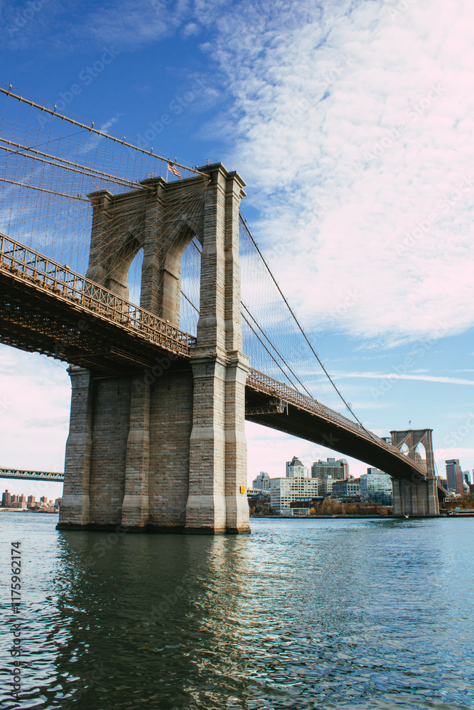 Obraz premium Majestätische Brooklyn Bridge über dem East River bei blauem Himmel