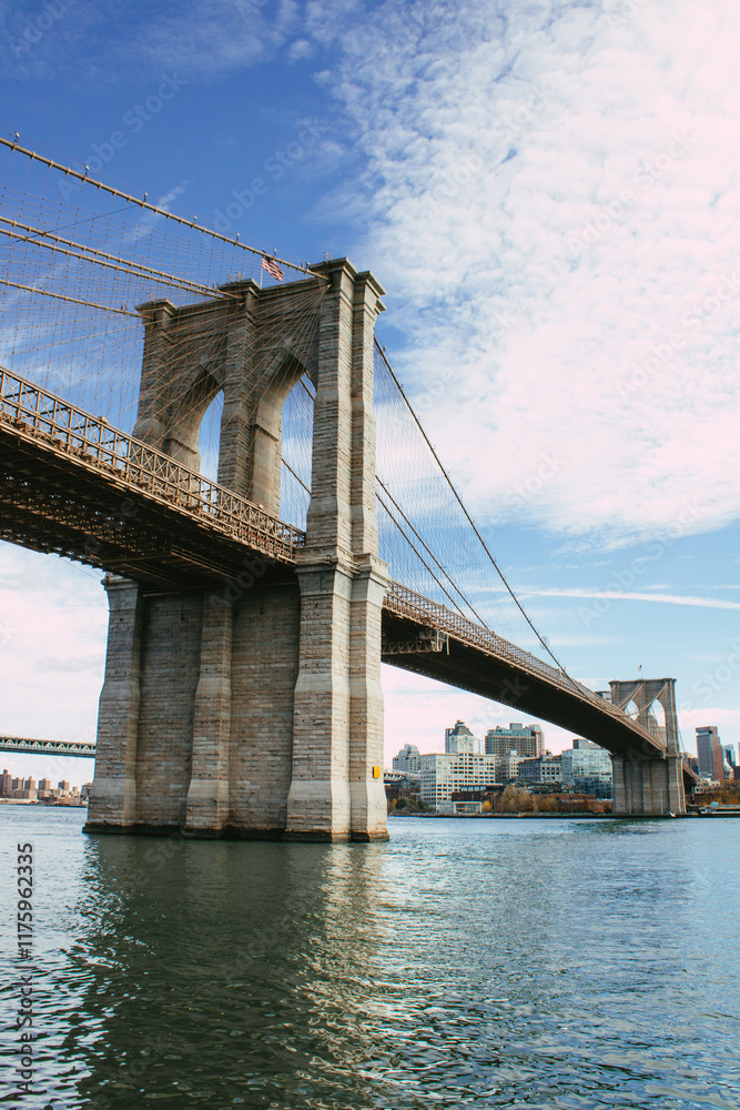 Obraz premium Majestätische Brooklyn Bridge über dem East River bei blauem Himmel