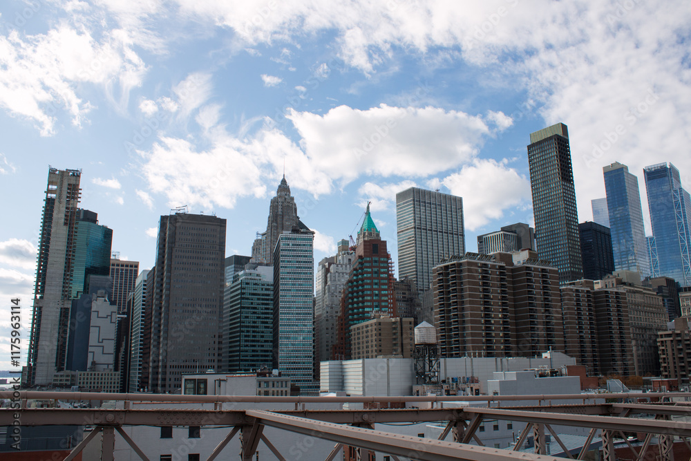Skyline von Manhattan mit Wolkenkratzern und blauem Himmel Skyline von Manhattan mit Wolkenkratzern und blauem Himmel