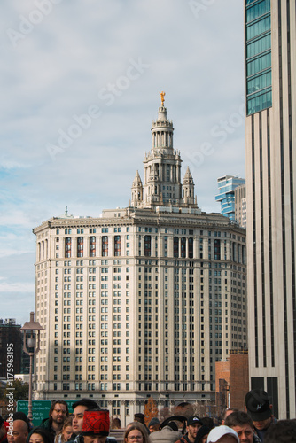 Manhattan Municipal Building mit belebter Straße im Vordergrund