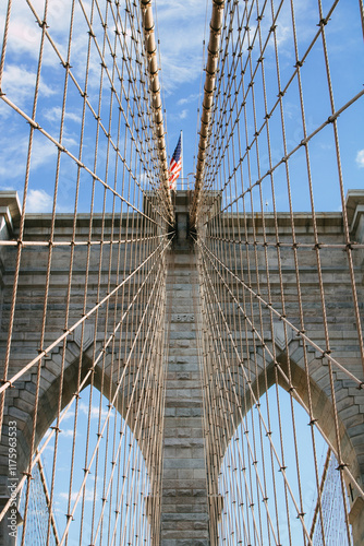 Seilstruktur und Pfeiler der Brooklyn Bridge mit amerikanischer Flagge photo