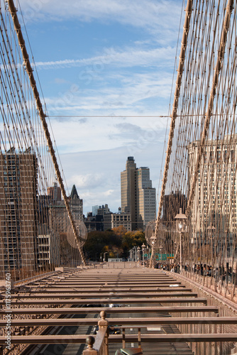 Blick von der Brooklyn Bridge auf Manhattan bei sonnigem Himmel photo