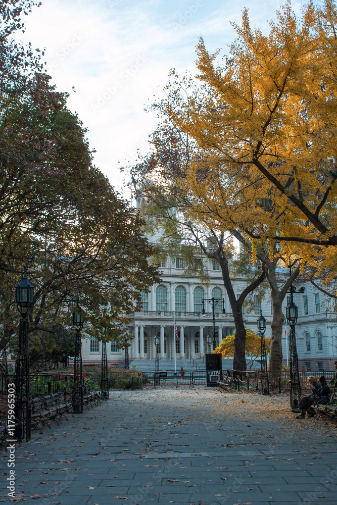 Herbstlicher Blick auf das New Yorker Rathaus durch einen Park Herbstlicher Blick auf das New Yorker Rathaus durch einen Park