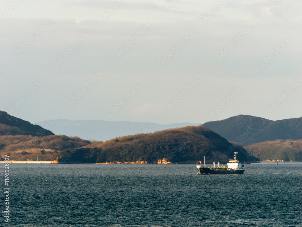 商船が浮かぶ瀬戸内海の風景　香川県の坂出市