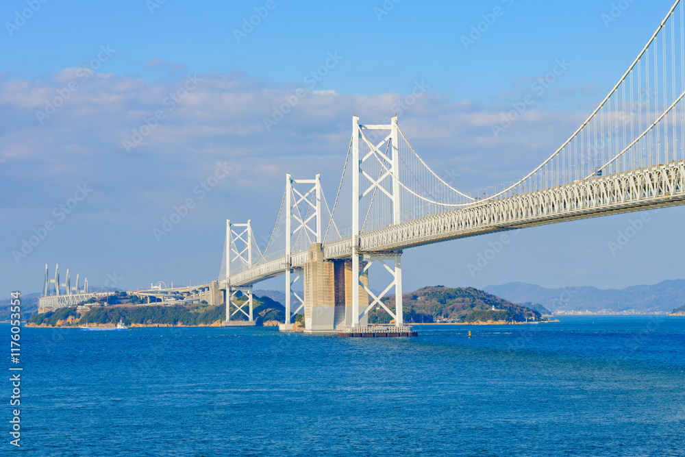 Obraz premium 青空の下の瀬戸大橋 香川県の瀬戸大橋記念公園