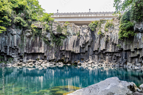  호수와 나무 그리고 바위가 어우러진 풍경 제주 서귀포시 중문동 천제연폭포