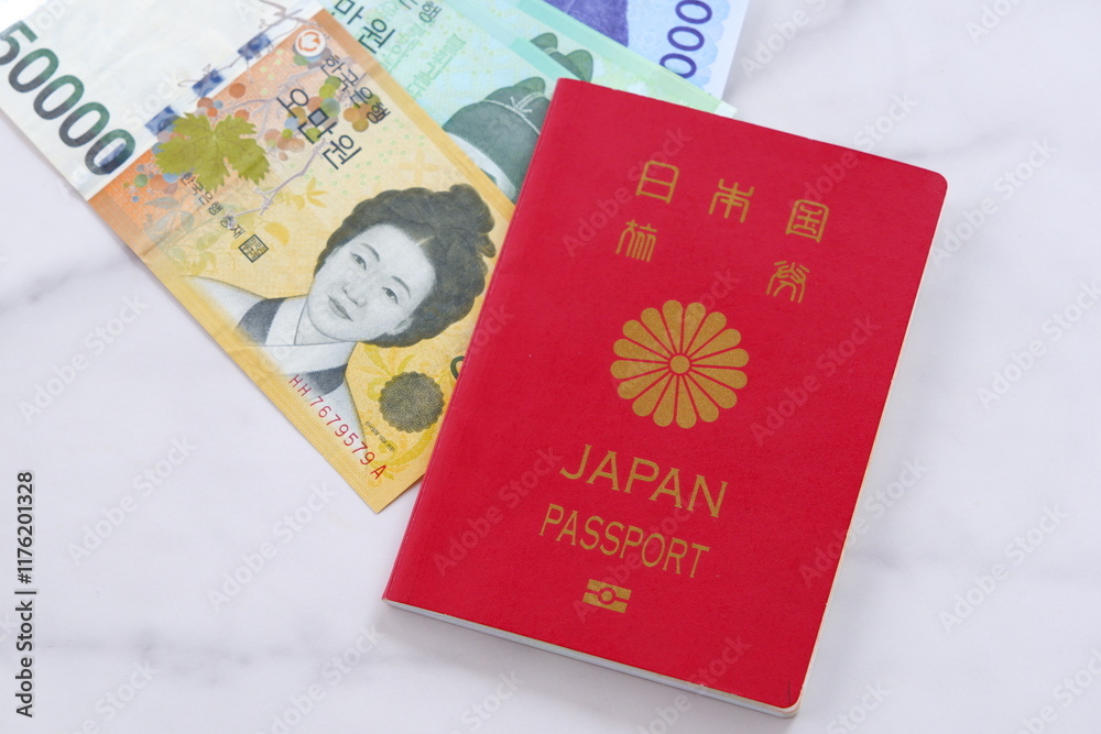 韓国の通貨、ウォンKRWの紙幣とパスポート(一般旅券10年用赤色)を用意して、韓国への旅行を計画しているイメージ
韓国の通貨、ウォンKRWの紙幣とパスポート(一般旅券10年用赤色)を用意して、韓国への旅行を計画しているイメージ