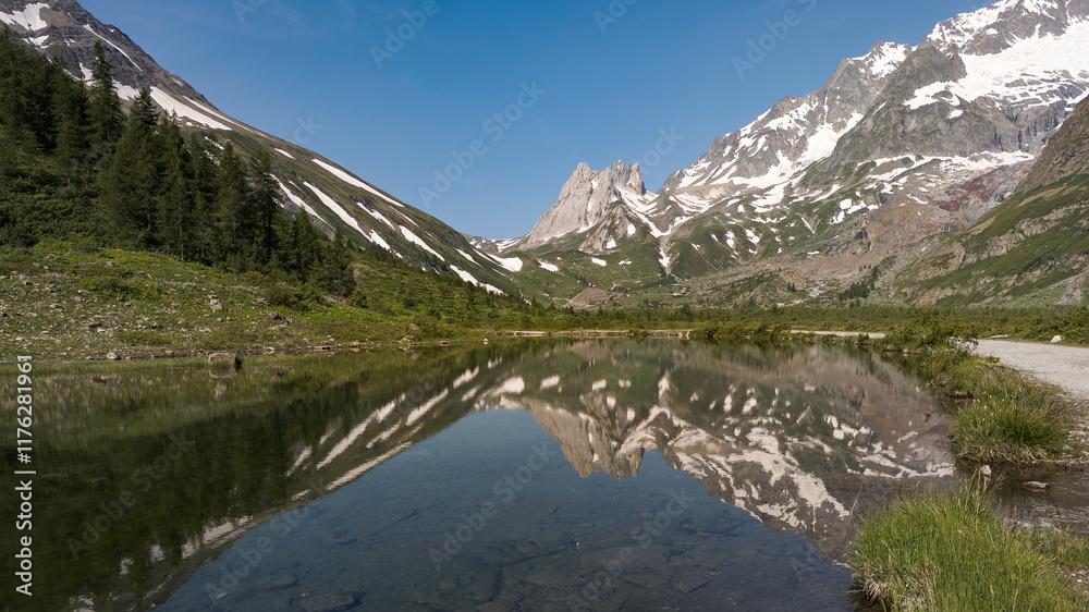 Naklejka premium Mountain Lake