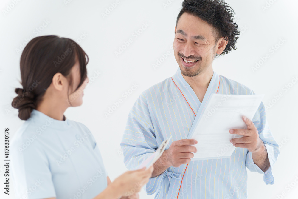 検査を受ける男性と看護師(健康診断・医療・患者・前立腺がん) 検査を受ける男性と看護師(健康診断・医療・患者・前立腺がん)