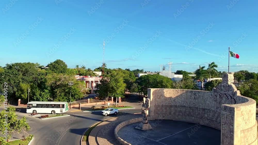 Monumento a la Patria en Paseo Montejo, Mérida, con calles, edificios y ...