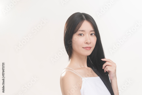 黒髪ロングヘアの女性のビューティーイメージ。
