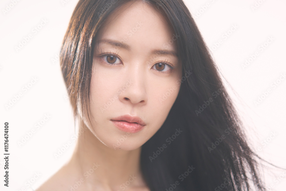 黒髪ロングヘアの女性のビューティーイメージ。 黒髪ロングヘアの女性のビューティーイメージ。