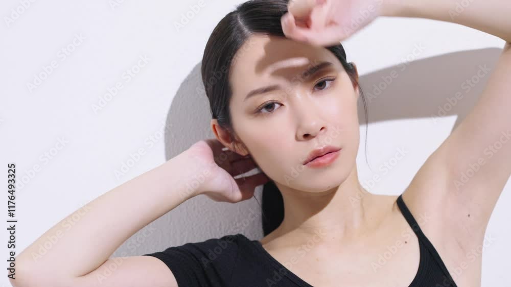 若く美しい女性のスタイリッシュなビューティーイメージ。