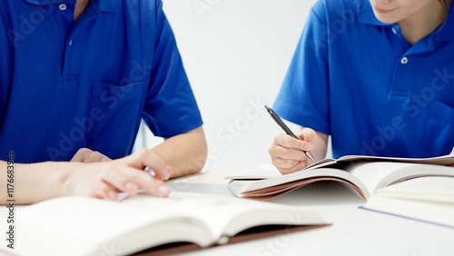 資格の勉強をする介護士