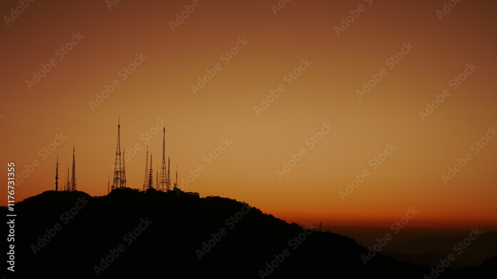 Obraz premium e coucher de soleil orangé depuis le pain de sucre à Rio avec une vue sur la mer et sur le Christ Rédempteur