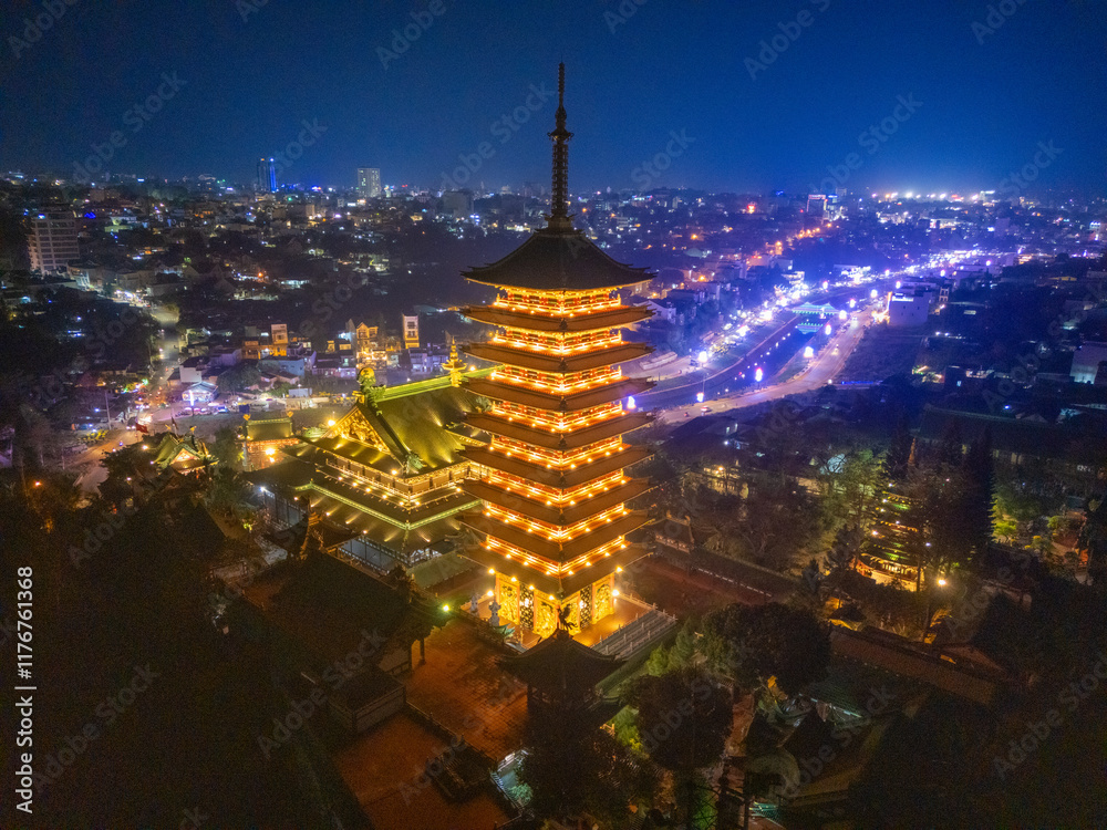 Φωτογραφία Aerial night view of Minh Thanh pagoda, a majestic Buddhist architectural structure in Pleiku city, Gia Lai province, Vietnam, text in photo mean Peace, Happy New Year