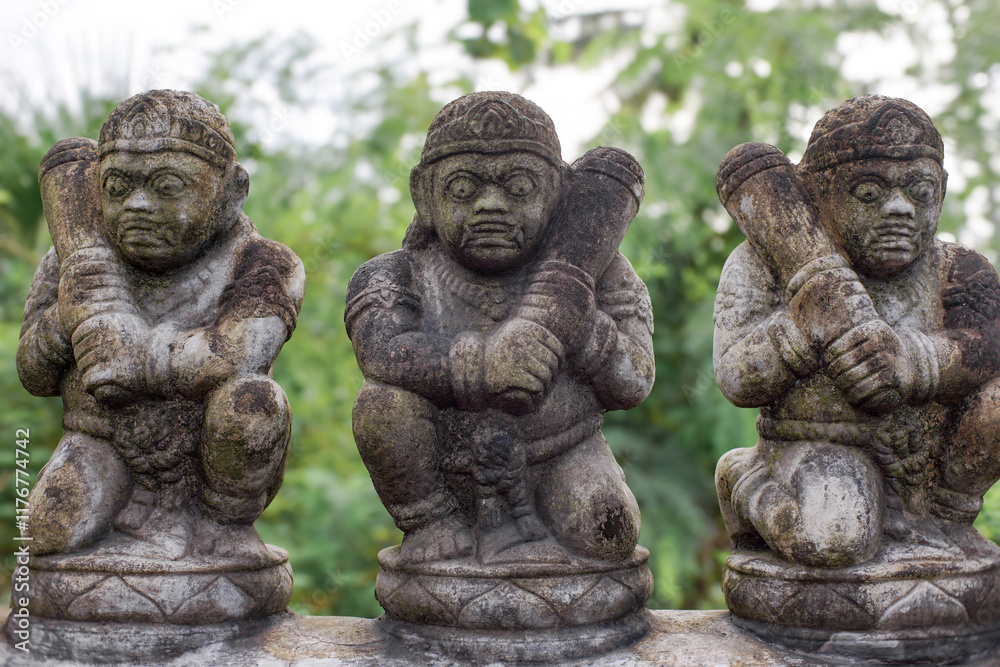 Obraz premium old statues from hindu religion, statues, dwarapala statues of the holy gates in hinduism.