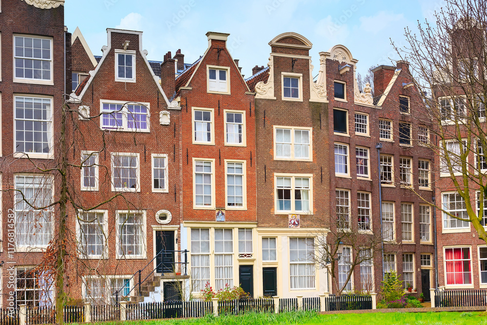 Naklejka premium Begijnhof courtyard in Amsterdam, Netherlands